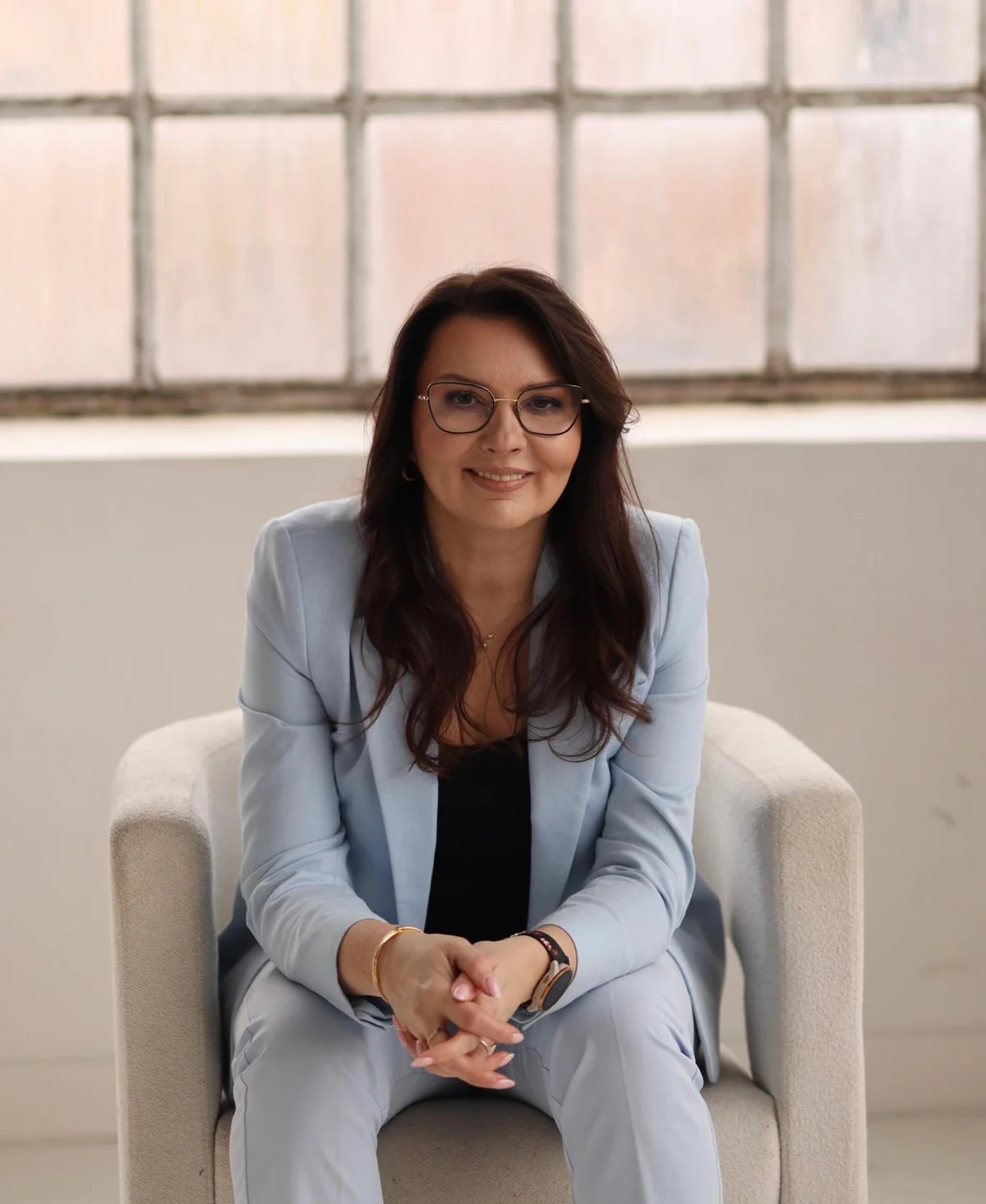 Alicja Gębal w jasnym biurze